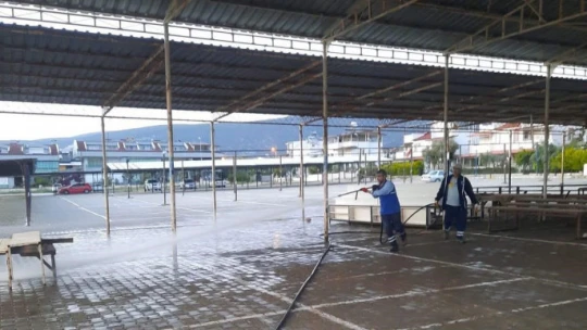Akbük Semt Pazarı, belediye ekiplerince temizlendi