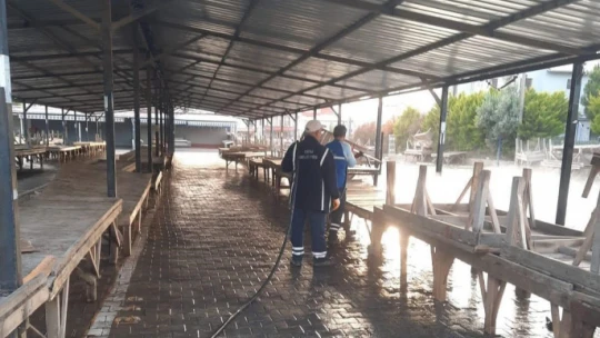 Akbük Semt Pazarı, belediye ekiplerince temizlendi