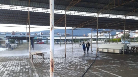 Akbük Semt Pazarı, belediye ekiplerince temizlendi