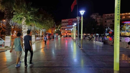 Akşam termometre 35'i gösterdi Aydınlılar serinlemek için meydana akın etti