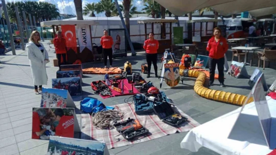 AKUT Kuşadası ekibi fotoğraf sergisi açtı