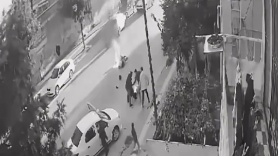 Alevler üzerini sardı, çevredekiler söndürdü