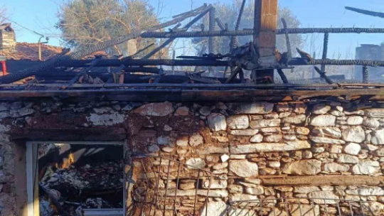 Alevlere teslim olan ev kullanılamaz hale geldi