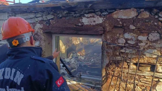 Alevlere teslim olan ev kullanılamaz hale geldi