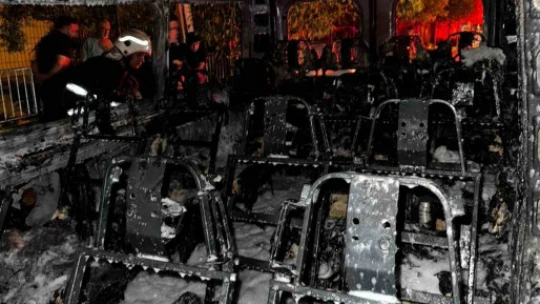Alevlere teslim olan okul taşıtı demir yığınına döndü