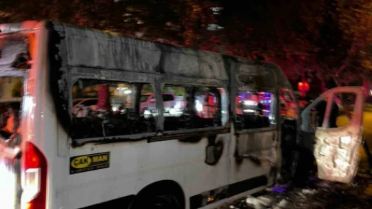 Alevlere teslim olan okul taşıtı demir yığınına döndü