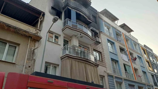 Alevlerin yükseldiği ev kullanılamaz hale geldi