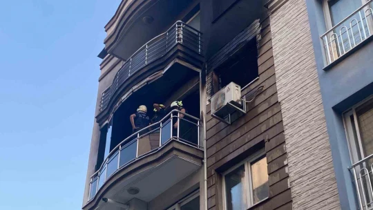 Alevlerin yükseldiği ev kullanılamaz hale geldi
