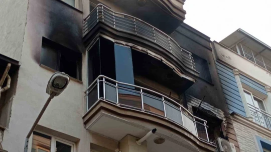 Alevlerin yükseldiği ev kullanılamaz hale geldi