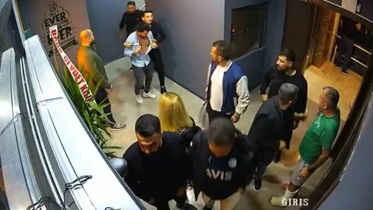 Alkollü mekanda çıkan kavgada polis ve gazeteci darp edildi