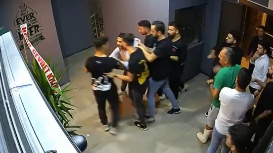 Alkollü mekanda çıkan kavgada polis ve gazeteci darp edildi