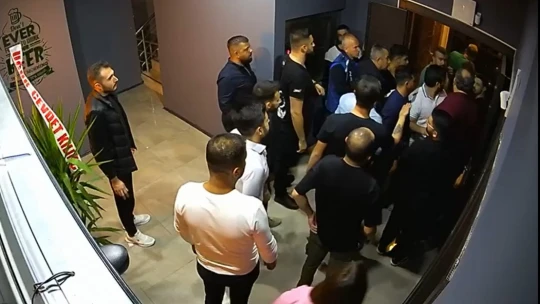 Alkollü mekanda çıkan kavgada polis ve gazeteci darp edildi