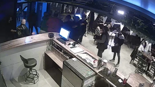 Alkollü mekanda çıkan kavgada polis ve gazeteci darp edildi