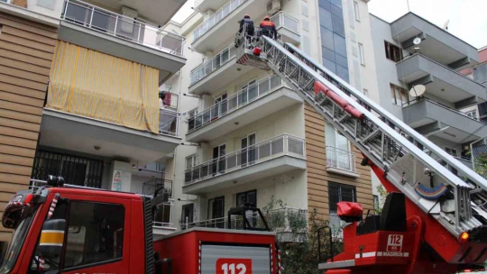 Alkolün dozunu kaçırınca, balkonda sızdı