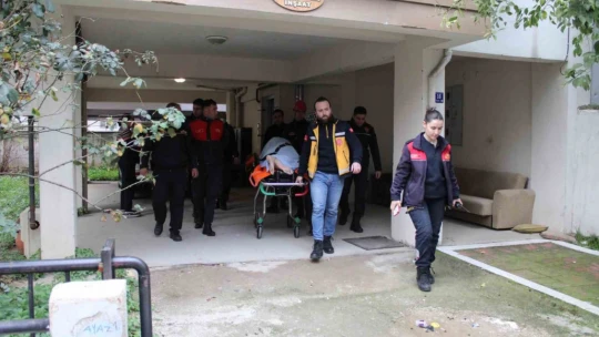 Alkolün dozunu kaçırınca, balkonda sızdı