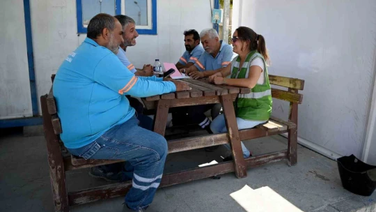 Alo Çöp Taksi direksiyonuna geçip, dar sokaklarda temizlik yapıyor