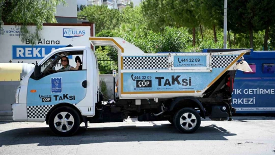 Alo Çöp Taksi direksiyonuna geçip, dar sokaklarda temizlik yapıyor