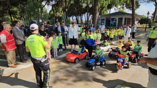 Ana sınıfı öğrencilerinin ilk trafik dersini Kaymakam Kan verdi