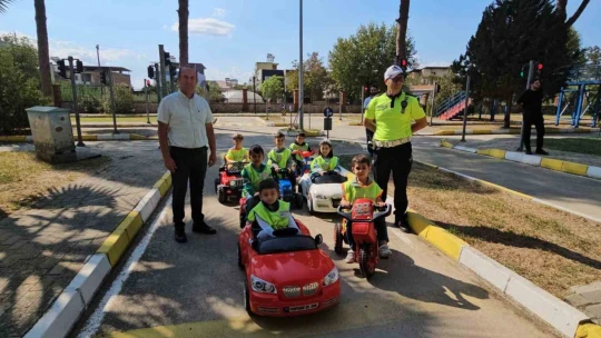 Ana sınıfı öğrencilerinin ilk trafik dersini Kaymakam Kan verdi