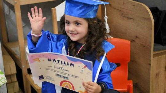Anne Baba Çocuk Merkezi'nde minikler, ilk mezuniyet sevinci yaşadı