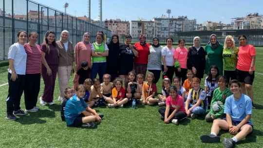 Anneler çocukları için sahaya çıktı