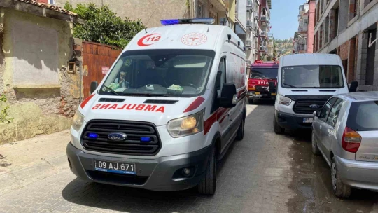 Apartman boşluğunda çıkan yangın panikletti