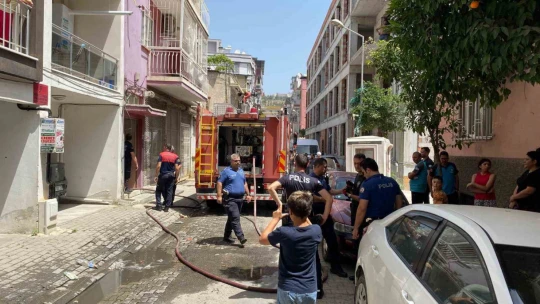 Apartman boşluğunda çıkan yangın panikletti
