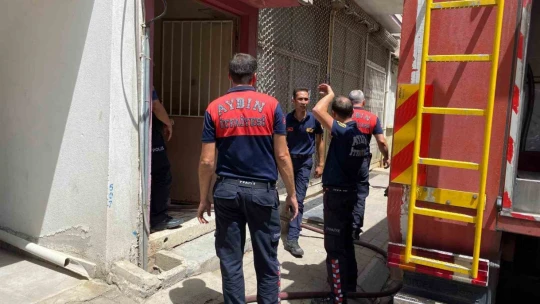 Apartman boşluğunda çıkan yangın panikletti
