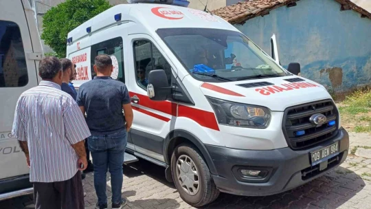 Arabada sızan genç, ekipleri harekete geçirdi