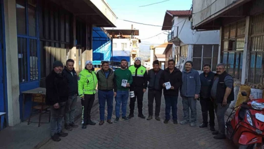 Araç sürücüleri 'ambulanslara fermuar sistemi ile yol verme' hakkında bilgilendirildi