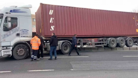 Araca çarpmamak için manevra yapan tır, refüje çıkıp karşı şeride geçti