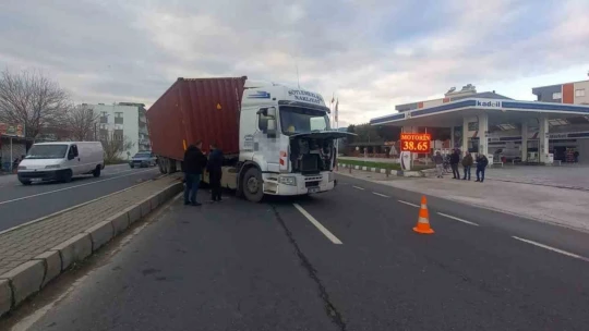 Araca çarpmamak için manevra yapan tır, refüje çıkıp karşı şeride geçti