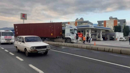 Araca çarpmamak için manevra yapan tır, refüje çıkıp karşı şeride geçti