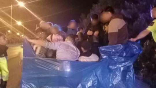 Aracı bırakıp kaçtı, 35 düzensiz göçmen yakalandı