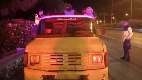 Aracı bırakıp kaçtı, 35 düzensiz göçmen yakalandı