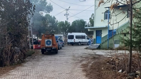 Aracı ile uçuruma yuvarlanan şahıs dere yatağında bulundu