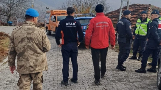 Aracı ile uçuruma yuvarlanan şahıs dere yatağında bulundu