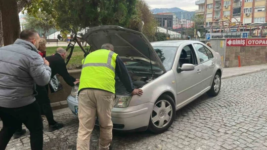 Araçtan bir anda dumanlar yükseldi, şoförün imdadına vatandaşlar koştu