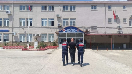 Aranan şahıslar jandarmadan kaçamadı