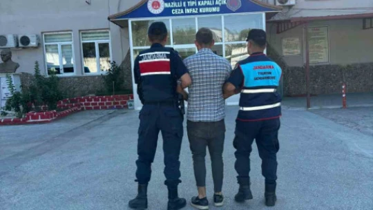 Aranan şahıslar jandarmadan kaçamadı