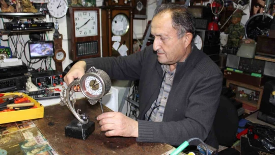 Artık malzemelerle yaptığı saate, bakan bir daha bakıyor