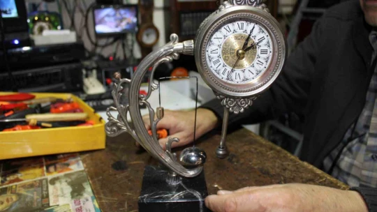 Artık malzemelerle yaptığı saate, bakan bir daha bakıyor