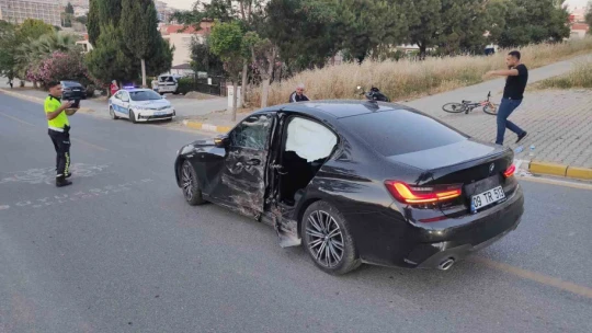 Aşırı hız nedeniyle virajı alamayan otomobil orta refüjdeki ağaca çarptı