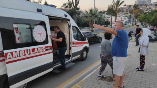 Aşırı hız nedeniyle virajı alamayan otomobil orta refüjdeki ağaca çarptı