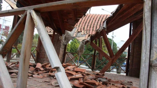 Asırlarca ayakta durdu, tadilat yapıldıktan sonra birkaç yağmurda yere çöktü