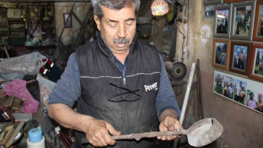 Ata miraslarını tamir edip sergiliyor, görenleri tarihte yolculuğa çıkarıyor
