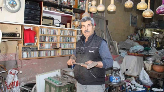 Ata miraslarını tamir edip sergiliyor, görenleri tarihte yolculuğa çıkarıyor