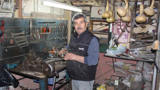 Ata miraslarını tamir edip sergiliyor, görenleri tarihte yolculuğa çıkarıyor