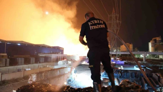 Ateş savaşçıları hem alevlere hem de zamana direniyor