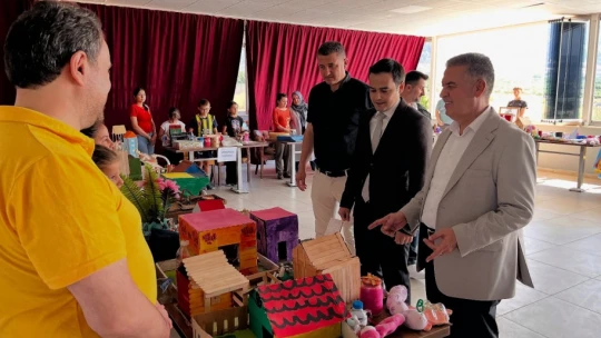Atık malzemeler, öğrencilerin elinde sanata dönüştü